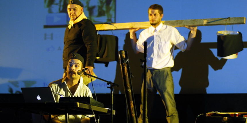 Zadar, 250510
Glazbeni performance EU Pionir u kinu Pobjeda – ironiziranje slijepe odanosti projektu ulaska u EU. Sudjelovali su Jure Aras i Boris Kadin.
Foto: Jure Miskovic / CROPIX Zadar, 250510
Glazbeni performance EU Pionir u kinu Pobjeda – ironiziranje slijepe odanosti projektu ulaska u EU. Sudjelovali su Jure Aras i Boris Kadin.
Foto: Jure Miskovic / CROPIX