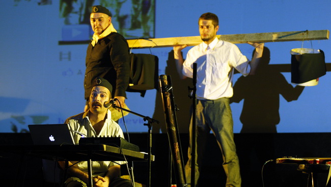 Zadar, 250510
Glazbeni performance EU Pionir u kinu Pobjeda – ironiziranje slijepe odanosti projektu ulaska u EU. Sudjelovali su Jure Aras i Boris Kadin.
Foto: Jure Miskovic / CROPIX