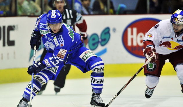 Zagreb, 120910.
Hokejaska utakmica HKL Medvescak Zagreb i EC Red Bull Salzburg.
Na slici: Andy Sertich i Alexander Pallestrang (Red Bull).
Foto: Boris Kovacev / CROPIX