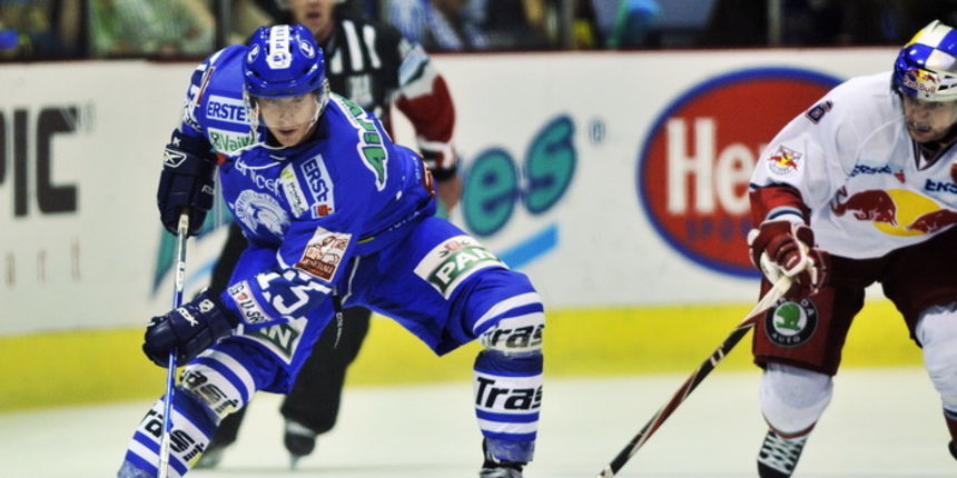 Zagreb, 120910.
Hokejaska utakmica HKL Medvescak Zagreb i EC Red Bull Salzburg.
Na slici: Andy Sertich i Alexander Pallestrang (Red Bull).
Foto: Boris Kovacev / CROPIX
