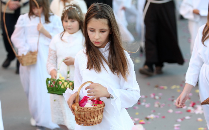 Zadar, 110512.
Blagdan gospe Loretske slavi se u zadarskom naselju Arbanasi. Nakon svecanog misnog slavlja u vecernjim satima krece procesija po naselju koju predvodi zadarski nadbiskup Zelimir Puljic.
Foto: Andrija Lucic / CROPIX Zadar, 110512.
Blagdan gospe Loretske slavi se u zadarskom naselju Arbanasi. Nakon svecanog misnog slavlja u vecernjim satima krece procesija po naselju koju predvodi zadarski nadbiskup Zelimir Puljic.
Foto: Andrija Lucic / CROPIX