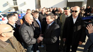 Zadar, 111212.
Policijska uprava zadarska. 
Nakon zahvale generalu Anti Gotovini, Zadrani su danas odali priznanje i ratnom zapovjedniku postrojbi specijalne policije Mladenu Markacu. General Markac najprije je obisao spomen sobu u prostorijama Policijske