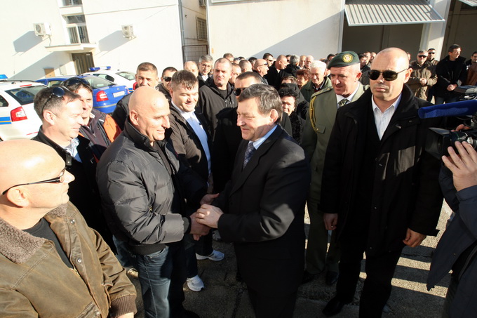 Zadar, 111212.
Policijska uprava zadarska. 
Nakon zahvale generalu Anti Gotovini, Zadrani su danas odali priznanje i ratnom zapovjedniku postrojbi specijalne policije Mladenu Markacu. General Markac najprije je obisao spomen sobu u prostorijama Policijske