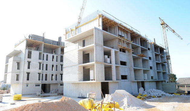 Zadar, 040311.
Gradonacelnik Zadra Zvonimir Vrancic otvorio je radove i na izgradnji infrastrukture na Crvenim kucama gdje se grade socijalni stanovi, stanovi POS-a.
Foto: Andrija Lucic / CROPIX