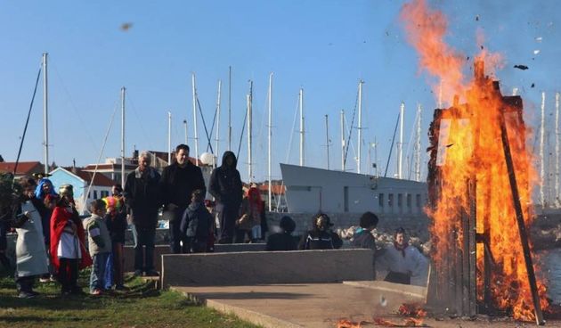 Dječje maškare u Preku osudile i spalile “transilvanijsko čudovište”