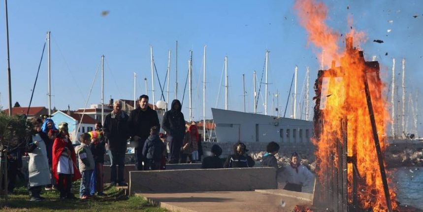 Dječje maškare u Preku osudile i spalile “transilvanijsko čudovište”