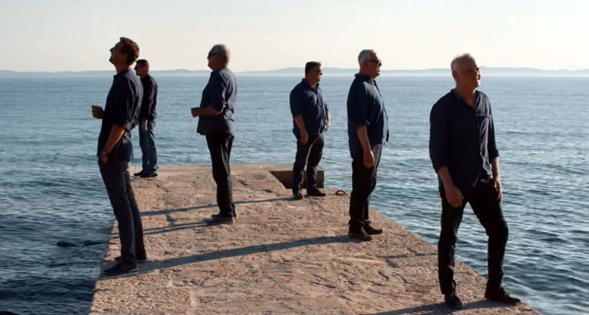 Tomislav Bralić i klapa Intrade snimili spot za pjesmu “Ostajem tu” Tomislav Bralić i klapa Intrade snimili spot za pjesmu “Ostajem tu”