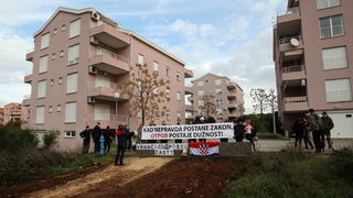 Zadar, 171212.
Zadarska tvrtka Franto koju je angazirao Grad Zadar probija put prema stanarima Galicevih zgrada u Diklu cemu se stanari protive te traze vracanje prvobitnog puta jer je ovo privremeno rjesenje. Spor oko pristupnog puta na Poljani Dragutin Zadar, 171212.
Zadarska tvrtka Franto koju je angazirao Grad Zadar probija put prema stanarima Galicevih zgrada u Diklu cemu se stanari protive te traze vracanje prvobitnog puta jer je ovo privremeno rjesenje. Spor oko pristupnog puta na Poljani Dragutin