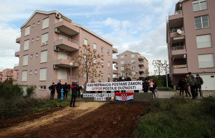 Zadar, 171212.
Zadarska tvrtka Franto koju je angazirao Grad Zadar probija put prema stanarima Galicevih zgrada u Diklu cemu se stanari protive te traze vracanje prvobitnog puta jer je ovo privremeno rjesenje. Spor oko pristupnog puta na Poljani Dragutin Zadar, 171212.
Zadarska tvrtka Franto koju je angazirao Grad Zadar probija put prema stanarima Galicevih zgrada u Diklu cemu se stanari protive te traze vracanje prvobitnog puta jer je ovo privremeno rjesenje. Spor oko pristupnog puta na Poljani Dragutin