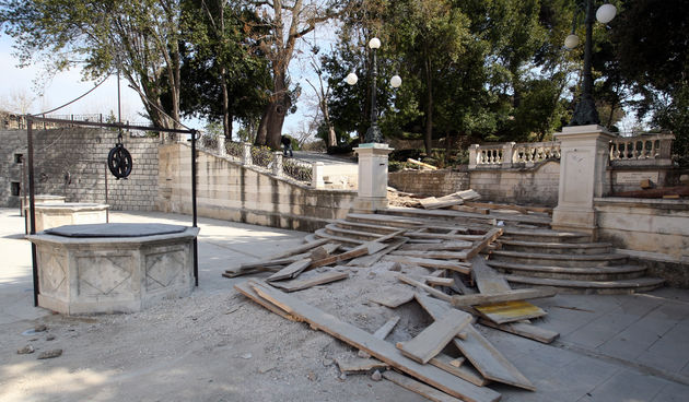 vandalizam na Trgu pet bunara (Foto: Jure Miskovic / CROPIX )