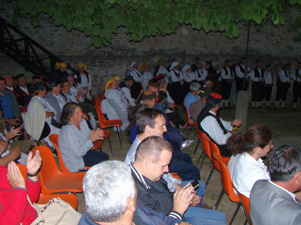 U subotu, 16. srpnja, na Kaštelu Benković u Benkovcu, u sklopu Benkovačkog kulturnog ljeta održan je “9. Etno festival – Benkovac 2016.” U subotu, 16. srpnja, na Kaštelu Benković u Benkovcu, u sklopu Benkovačkog kulturnog ljeta održan je “9. Etno festival – Benkovac 2016.”