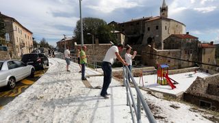 Plomin: olujno nevrijeme s tučom zahvatilo područje grada, građani koristili lopate za snijeg