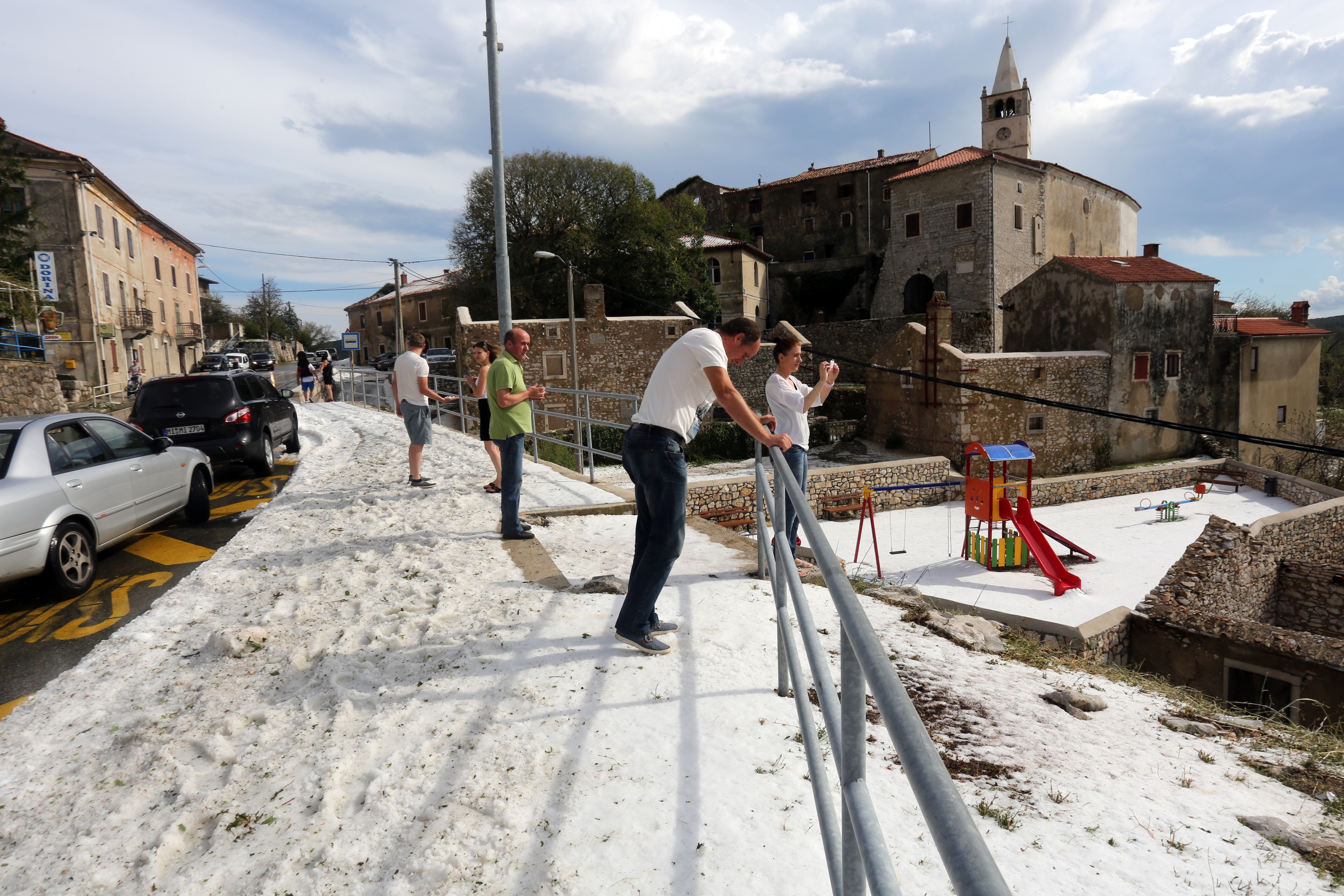 Plomin: olujno nevrijeme s tučom zahvatilo područje grada, građani koristili lopate za snijeg