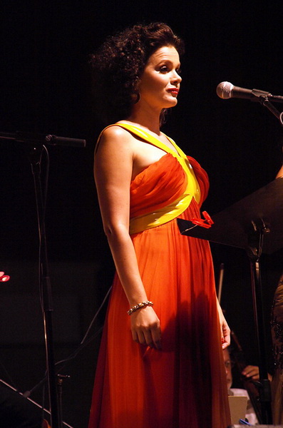 BelCante: Sandra Bagaric i Martina Tomcic ispred crkve sv. Donata BelCante: Sandra Bagaric i Martina Tomcic ispred crkve sv. Donata