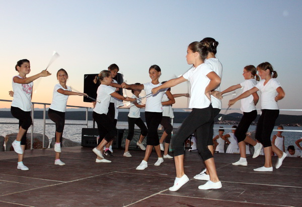 Vecer folklora: KUD Nevijana i ansambl Horenak u Nevidjenima Vecer folklora: KUD Nevijana i ansambl Horenak u Nevidjenima