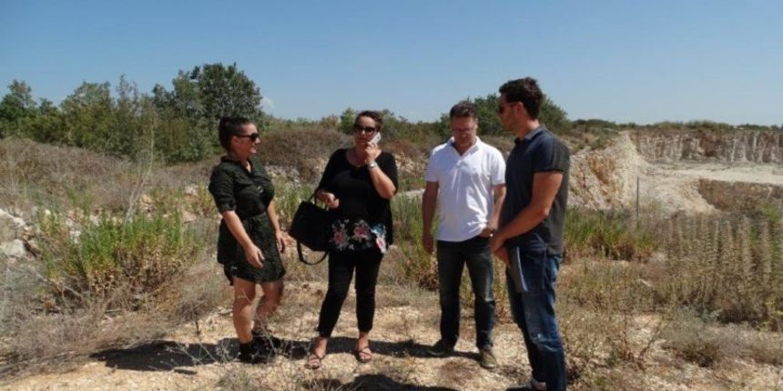 Stručnjaci za odnose s javnošću i edukaciju obišli lokaciju budućeg CGO Biljane Donje, Ljiljana Jurjević, Mario Aunedi Medek i Tomislav Ožanić Stručnjaci za odnose s javnošću i edukaciju obišli lokaciju budućeg CGO Biljane Donje, Ljiljana Jurjević, Mario Aunedi Medek i Tomislav Ožanić