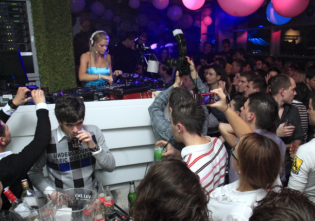 Rijeka, 050210.
U klubu Terminal, smjestenom na rijeckom lukobranu nastupila je DJ-ica Niki Belucci, koju prati laskava reputacija najseksipilnije, najatraktivnije i ujedno najtrazenije DJ-ice na svijetu. Madjarka Niki, bivsa je porno glumica, no pornogra