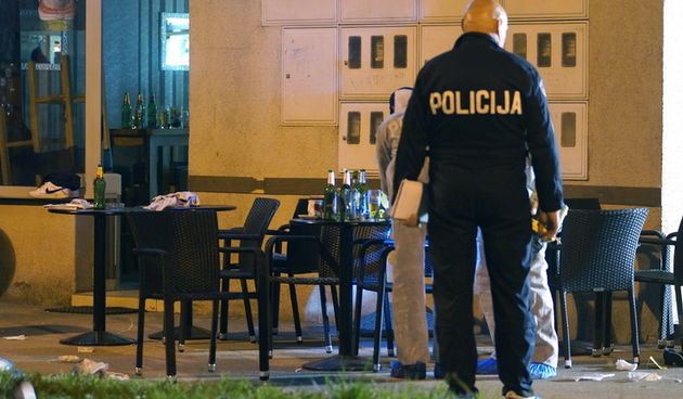 Zagreb, 190413.
Ulica Bascanske ploce.
U blizini trznice u Botincu, u kaficu Miki oko 22 sata doslo je do eksplozije rucne bombe.
U eksploziji je ozlijedjeno sedmero ljudi, nekoliko od njih i teze, te su prevezeni u bolnicu.
Muskarac koji se dovodi u vezu