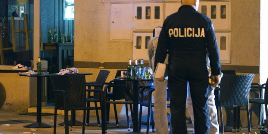 Zagreb, 190413.
Ulica Bascanske ploce.
U blizini trznice u Botincu, u kaficu Miki oko 22 sata doslo je do eksplozije rucne bombe.
U eksploziji je ozlijedjeno sedmero ljudi, nekoliko od njih i teze, te su prevezeni u bolnicu.
Muskarac koji se dovodi u vezu Zagreb, 190413.
Ulica Bascanske ploce.
U blizini trznice u Botincu, u kaficu Miki oko 22 sata doslo je do eksplozije rucne bombe.
U eksploziji je ozlijedjeno sedmero ljudi, nekoliko od njih i teze, te su prevezeni u bolnicu.
Muskarac koji se dovodi u vezu