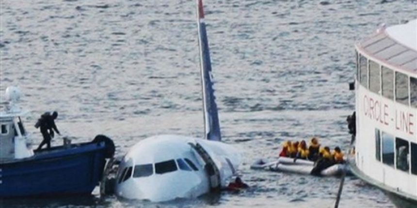 Spašavanje putnika iz Airbusa 320 (Foto: AP Photo)