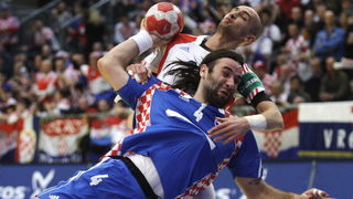 Graz, 210110.
EURO 2010 u rukometu. 
Trece kolo skupine A. Utakmica Hrvatska – Rusija.
Na fotografiji:  Ivano Balic, Konstantin Igropulo.
Foto: Nenad Dugi / Cropix