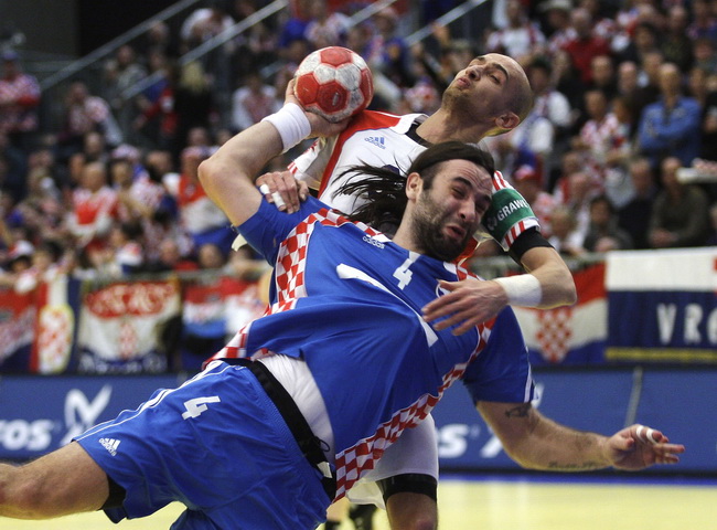 Graz, 210110.
EURO 2010 u rukometu. 
Trece kolo skupine A. Utakmica Hrvatska – Rusija.
Na fotografiji:  Ivano Balic, Konstantin Igropulo.
Foto: Nenad Dugi / Cropix