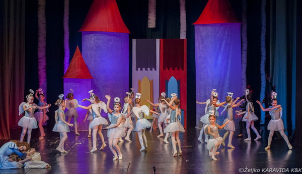 HNK Zadar: Bajka.hr Plesne udruge Gesta, Foto: Željko Karavida HNK Zadar: Bajka.hr Plesne udruge Gesta, Foto: Željko Karavida