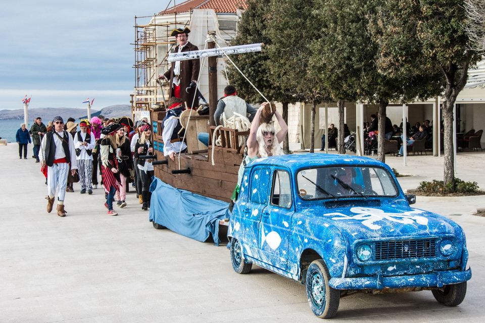Paški zimski karneval 2017.- Maškarane skupine u karnevalskoj povorci Paški zimski karneval 2017.- Maškarane skupine u karnevalskoj povorci
