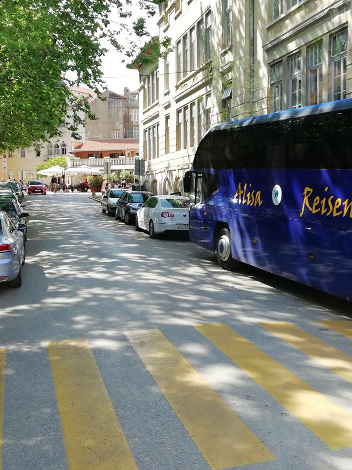 Svakodnevne situacije zadarskom na poluotoku: prometne nevolje zbog lošeg rješenja ukrcajno/iskrcajnih mjesta za turističke autobuse