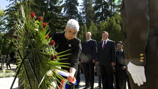 Zagreb,250611
Groblje Mirogoj.
Predsjednica Vlade Jadranka Kosor i clanovi Vlade u povodu Dana drzavnosti polaze vijenac na  grobu prvog hrvatskog Predsjednika dr. Franje Tudjmana.
Foto: Zeljko Grgic / CROPIX