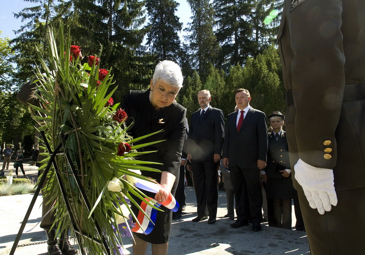 Zagreb,250611
Groblje Mirogoj.
Predsjednica Vlade Jadranka Kosor i clanovi Vlade u povodu Dana drzavnosti polaze vijenac na  grobu prvog hrvatskog Predsjednika dr. Franje Tudjmana.
Foto: Zeljko Grgic / CROPIX