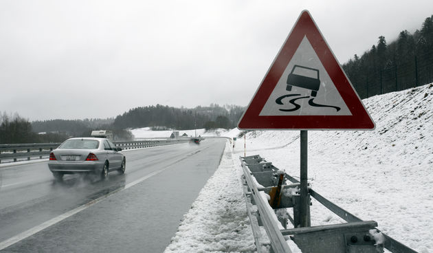 Promet za sada tece neometano, a snijeg se brzo topi i pretvara u bljuzgu Foto: Tea Cimas / CROPIX