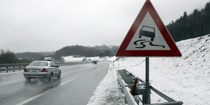 Promet za sada tece neometano, a snijeg se brzo topi i pretvara u bljuzgu Foto: Tea Cimas / CROPIX