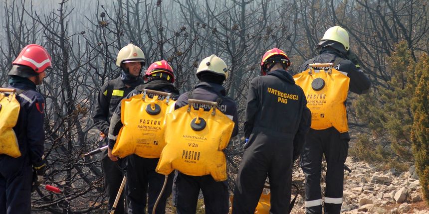 Pod kontrolu stavljen ponovo aktiviran požar kod Košljuna na Pagu Pod kontrolu stavljen ponovo aktiviran požar kod Košljuna na Pagu