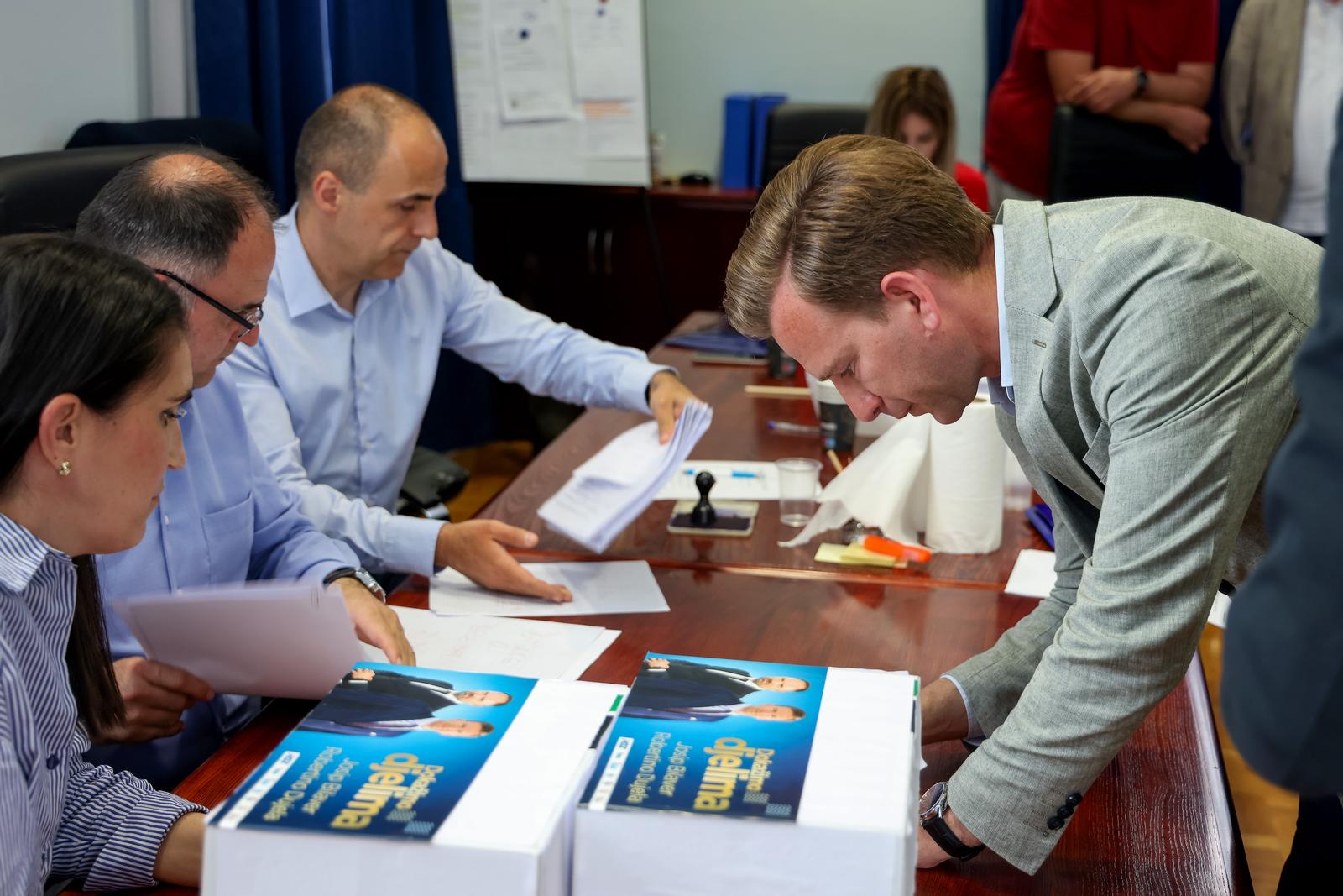 Predaja županijske liste HDZ-a i kandidat za župana Josip Bilaver Predaja županijske liste HDZ-a i kandidat za župana Josip Bilaver