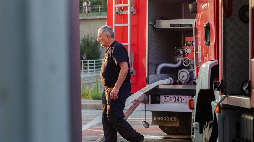 Vatrogasci gasili veliki požar u Gaženici Vatrogasci gasili veliki požar u Gaženici