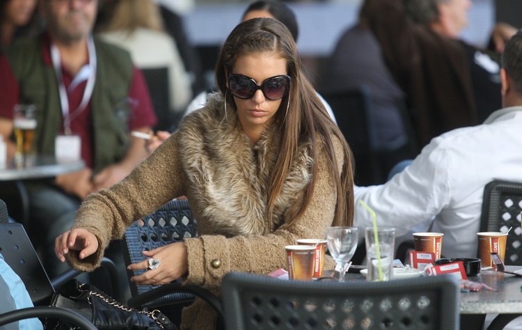 Zadar, 151010.
Predsjednik hrvatske Ivo Josipovic u sklopu posjeta Zadru obisao je i Eko etno sajam koji se ovog tjedna dogadja u dvorani na Visnjiku. Predsjednikje obisao sve izlagace (vise od 300) sa svakim se rukavao i skoro sa svakim slikao.
Na fotogr Zadar, 151010.
Predsjednik hrvatske Ivo Josipovic u sklopu posjeta Zadru obisao je i Eko etno sajam koji se ovog tjedna dogadja u dvorani na Visnjiku. Predsjednikje obisao sve izlagace (vise od 300) sa svakim se rukavao i skoro sa svakim slikao.
Na fotogr