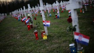 Vukovar: Lampioni osvjetljavaju 938 bijelih križeva na Memorijalnom groblju. Foto: Grgur Žućko/PIXSELL Vukovar: Lampioni osvjetljavaju 938 bijelih križeva na Memorijalnom groblju. Foto: Grgur Žućko/PIXSELL