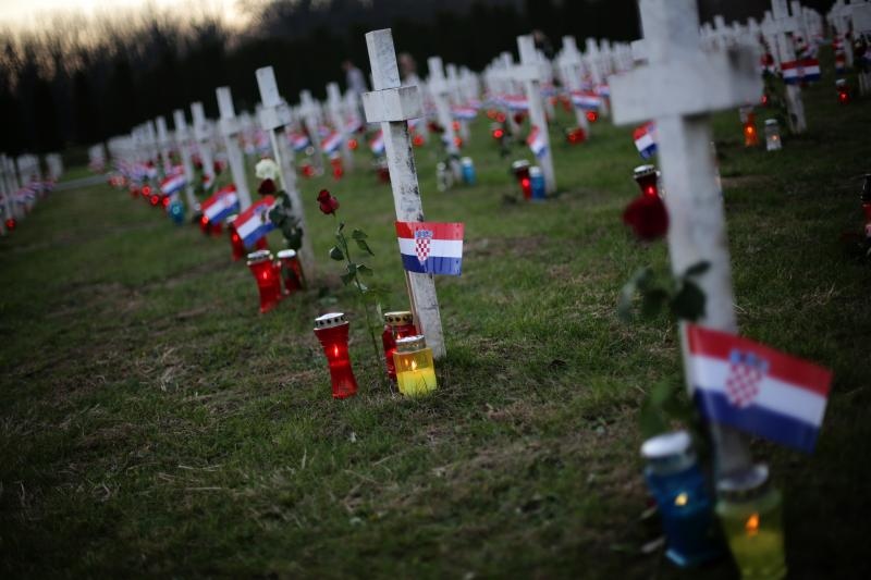 Vukovar: Lampioni osvjetljavaju 938 bijelih križeva na Memorijalnom groblju. Foto: Grgur Žućko/PIXSELL Vukovar: Lampioni osvjetljavaju 938 bijelih križeva na Memorijalnom groblju. Foto: Grgur Žućko/PIXSELL