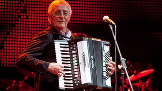 Oliver Dragojević i gudački orekestar Alana Bjelinskog na Višnjiku 22. ožujka 2011. Foto: Kristijan Orlić Oliver Dragojević i gudački orekestar Alana Bjelinskog na Višnjiku 22. ožujka 2011. Foto: Kristijan Orlić