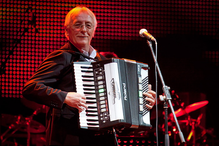 Oliver Dragojević i gudački orekestar Alana Bjelinskog na Višnjiku 22. ožujka 2011. Foto: Kristijan Orlić Oliver Dragojević i gudački orekestar Alana Bjelinskog na Višnjiku 22. ožujka 2011. Foto: Kristijan Orlić