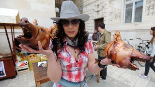 Zadar, 270413
Jos jedan predizborni performans Enia Mestrovica. Ovaj put je na Narodnom trgu glasove “kupovao” porcijama svinjetine.
Na fotografiji: detalj s dogadjaja.
Foto: Luka Gerlanc / CROPIX Zadar, 270413
Jos jedan predizborni performans Enia Mestrovica. Ovaj put je na Narodnom trgu glasove “kupovao” porcijama svinjetine.
Na fotografiji: detalj s dogadjaja.
Foto: Luka Gerlanc / CROPIX