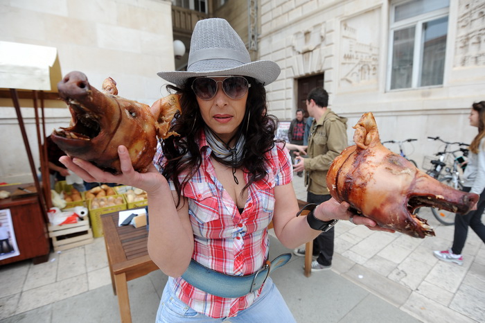 Zadar, 270413
Jos jedan predizborni performans Enia Mestrovica. Ovaj put je na Narodnom trgu glasove “kupovao” porcijama svinjetine.
Na fotografiji: detalj s dogadjaja.
Foto: Luka Gerlanc / CROPIX Zadar, 270413
Jos jedan predizborni performans Enia Mestrovica. Ovaj put je na Narodnom trgu glasove “kupovao” porcijama svinjetine.
Na fotografiji: detalj s dogadjaja.
Foto: Luka Gerlanc / CROPIX