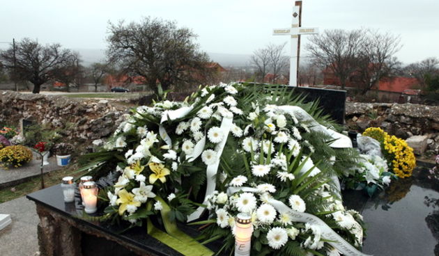 Posljednje počivalište dječaka V.J. u Tinju, Foto: Vladimir Ivanov / CROPIX