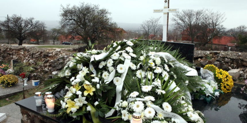 Posljednje počivalište dječaka V.J. u Tinju, Foto: Vladimir Ivanov / CROPIX Posljednje počivalište dječaka V.J. u Tinju, Foto: Vladimir Ivanov / CROPIX