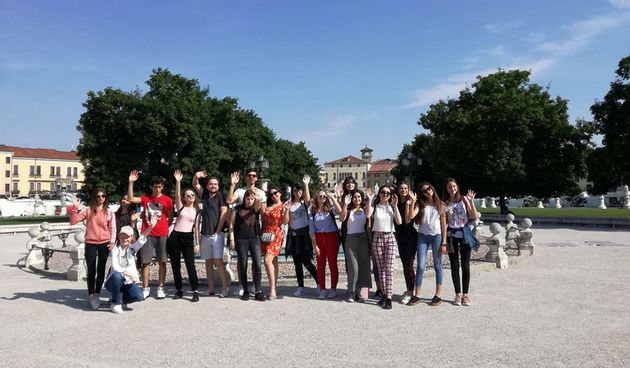 Mali glumci ansambla “Igrajmo se” spremni za nastup u Padovi