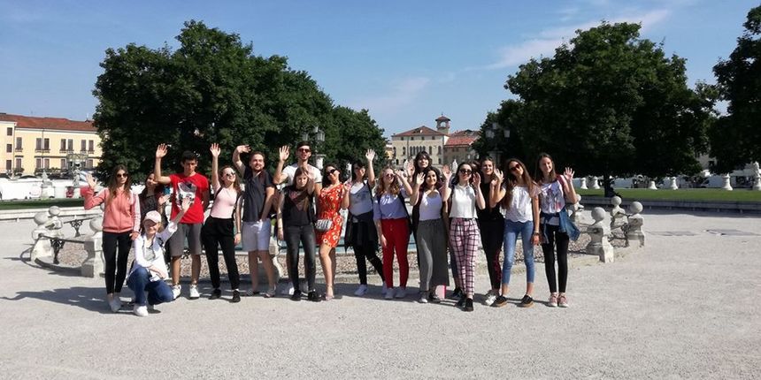 Mali glumci ansambla “Igrajmo se” spremni za nastup u Padovi