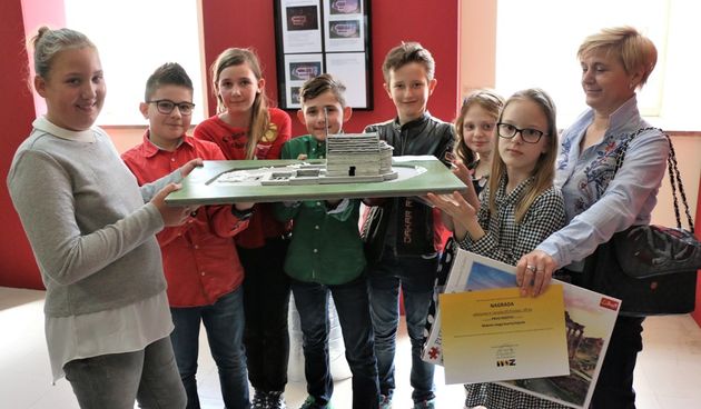 Učenici 4. razreda Područne škole Vir izradili su sklopivu maketu arheološkog nalazišta s ostacima crkava u Smratini i s razrednom nastavnicom Maricom Kršlović osvojili prvu nagradu na natječaju ”Makete moga kvarta/mjesta”