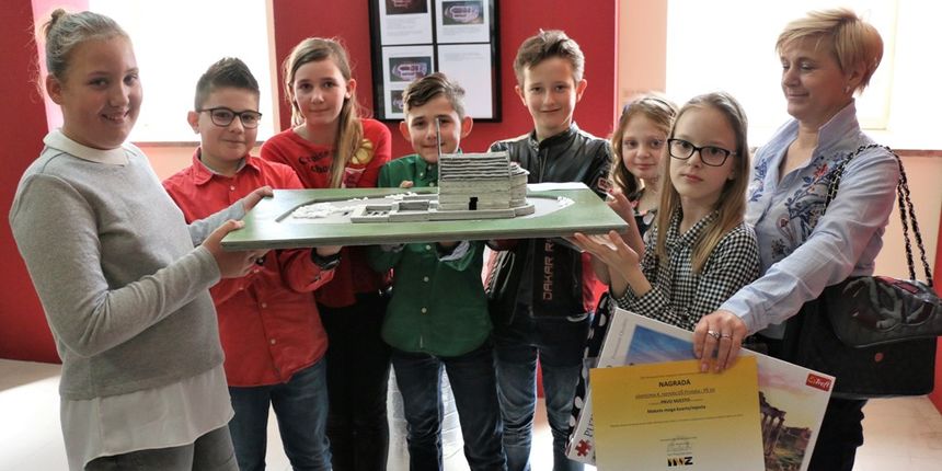 Učenici 4. razreda Područne škole Vir izradili su sklopivu maketu arheološkog nalazišta s ostacima crkava u Smratini i s razrednom nastavnicom Maricom Kršlović osvojili prvu nagradu na natječaju ”Makete moga kvarta/mjesta” Učenici 4. razreda Područne škole Vir izradili su sklopivu maketu arheološkog nalazišta s ostacima crkava u Smratini i s razrednom nastavnicom Maricom Kršlović osvojili prvu nagradu na natječaju ”Makete moga kvarta/mjesta”