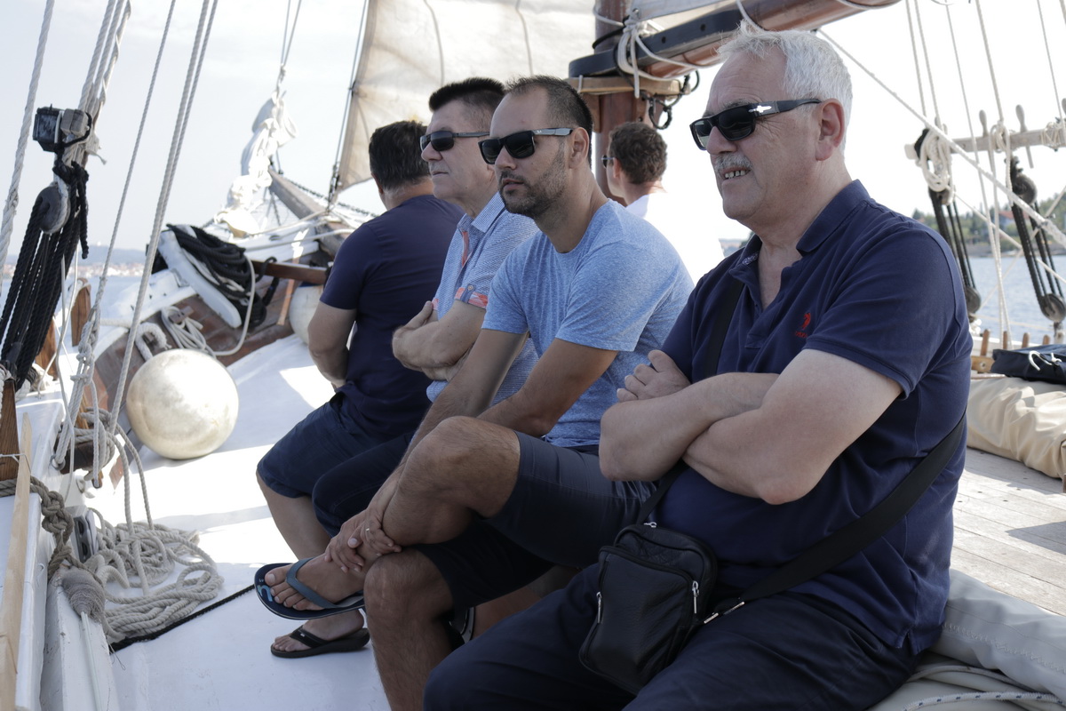 Kod otoka Prvića snimljen spot za pjesmu “Plovim” Tomislava Bralića i klape Intrade!